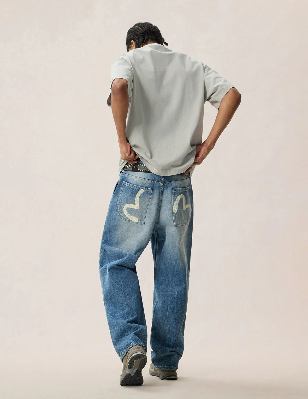 Alligator vs Seagull Outlined Embroidery T-shirt - Image 10