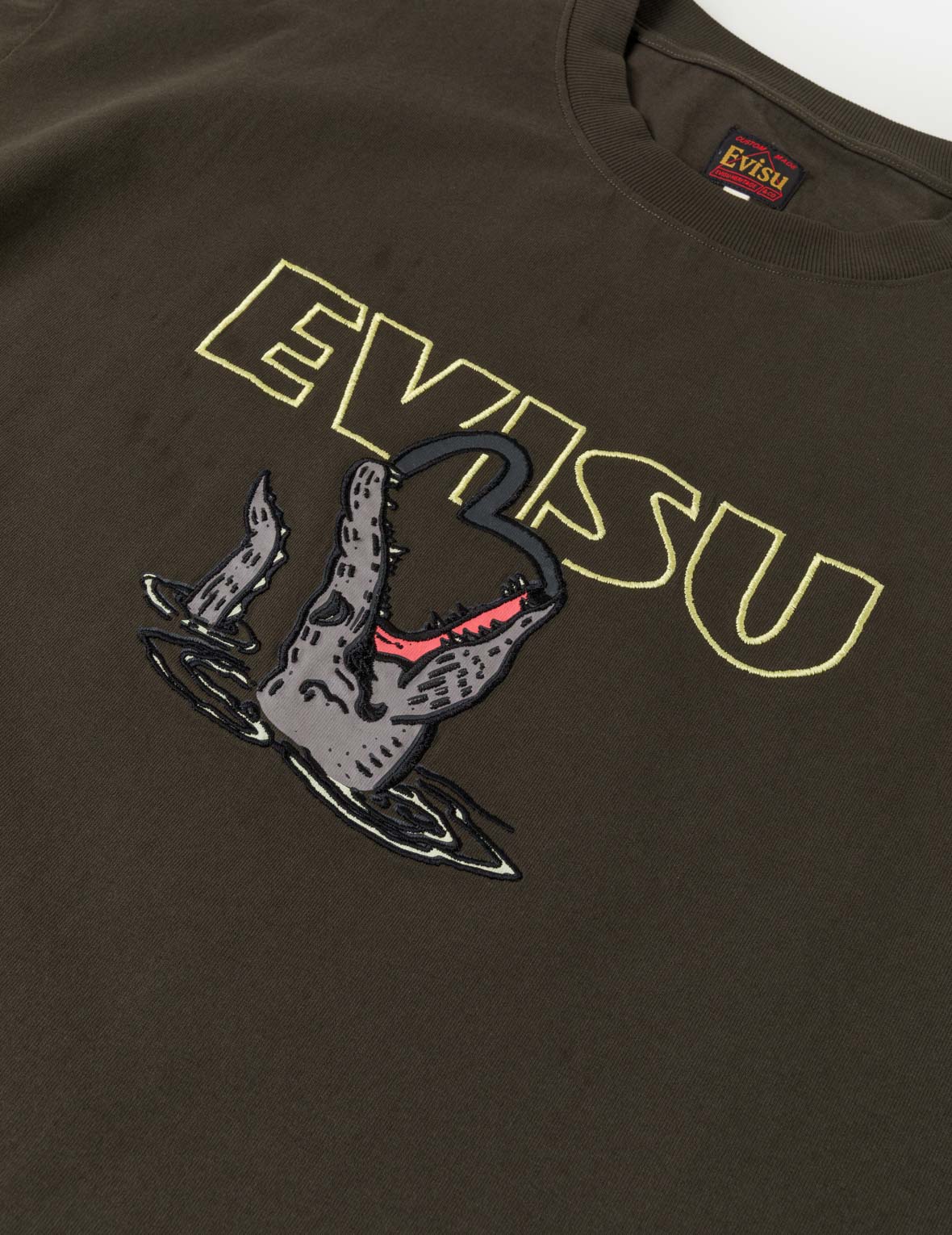 Alligator vs Seagull Outlined Embroidery T-shirt - Image 14