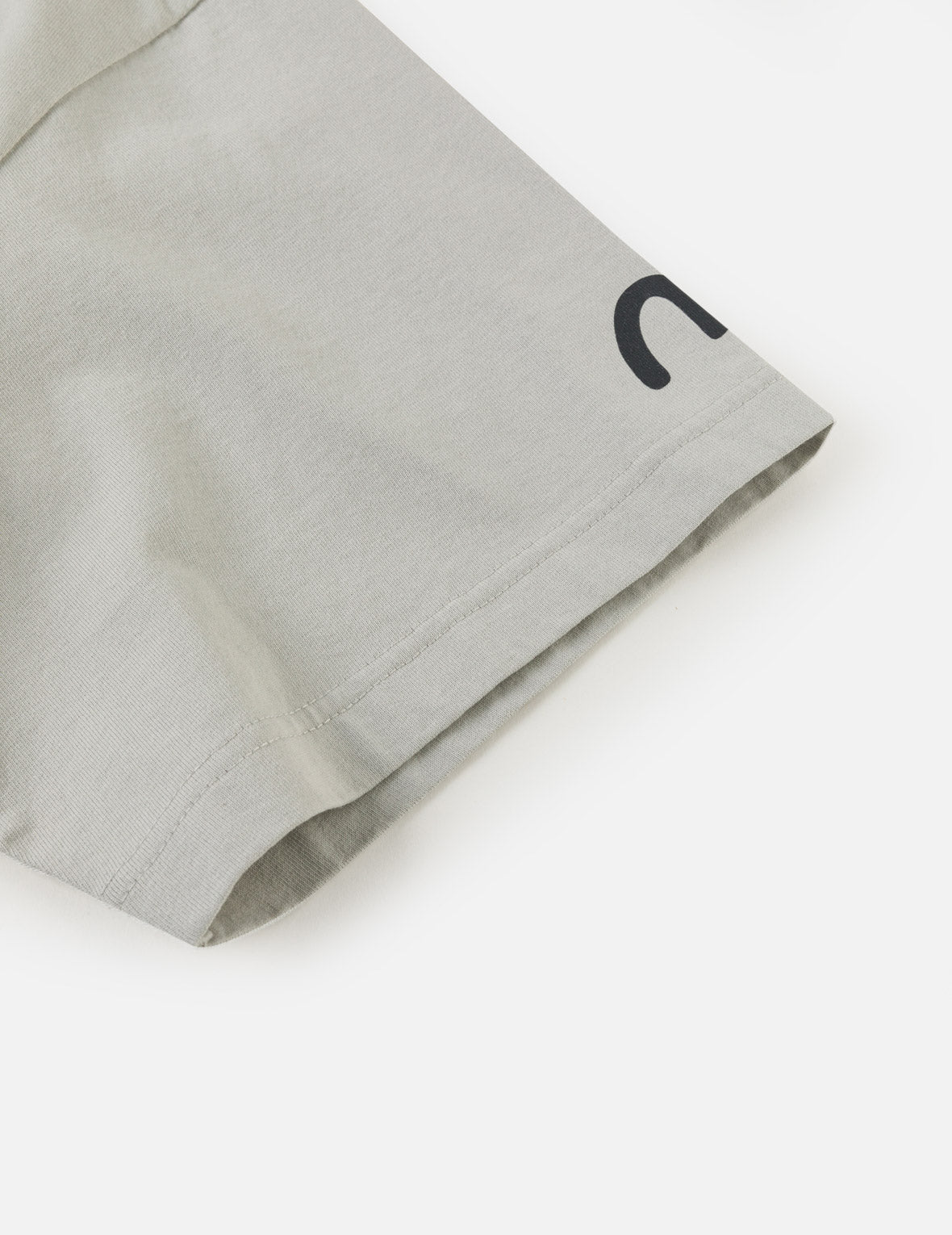 Alligator vs Seagull Outlined Embroidery T-shirt - Image 17