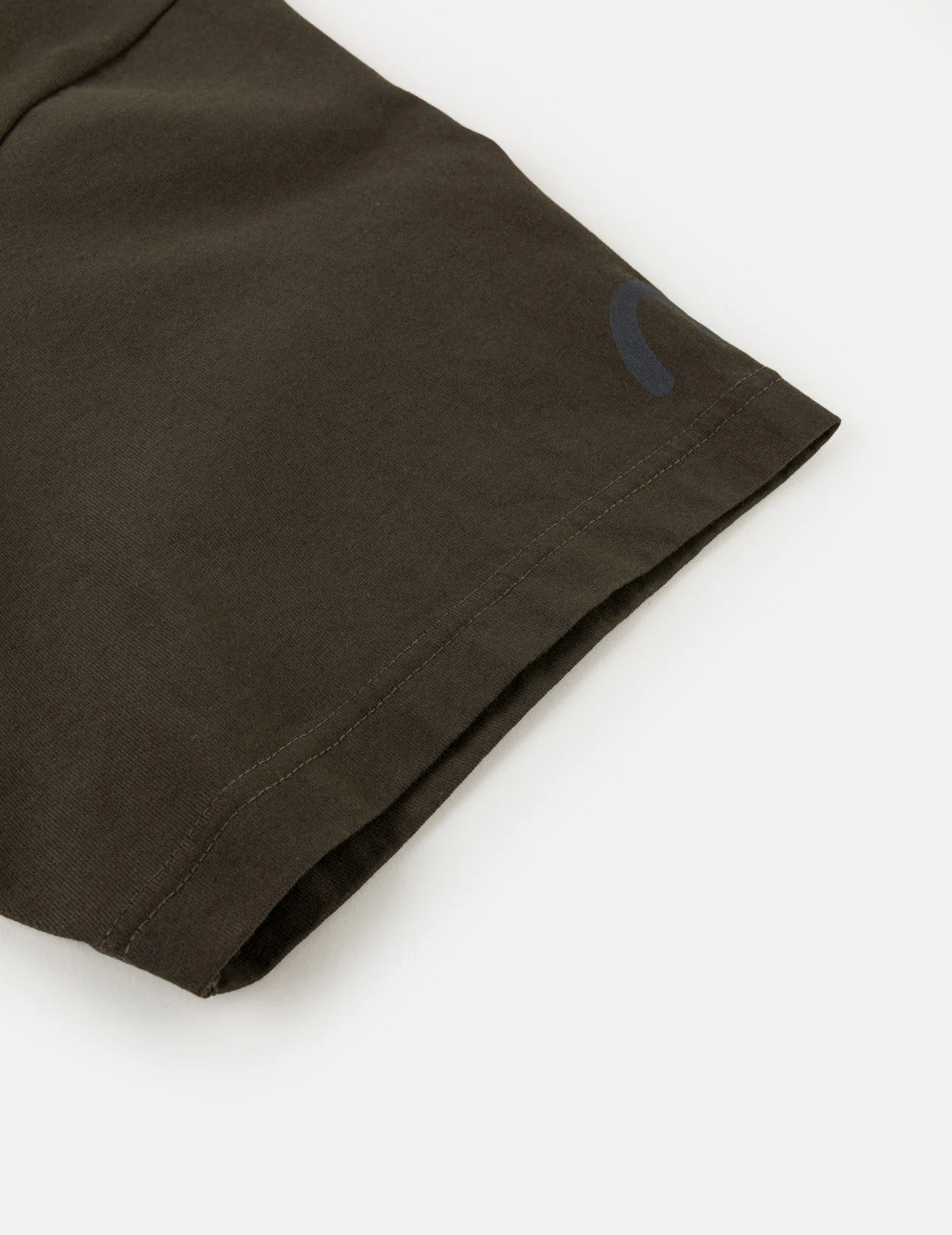 Alligator vs Seagull Outlined Embroidery T-shirt - Image 18