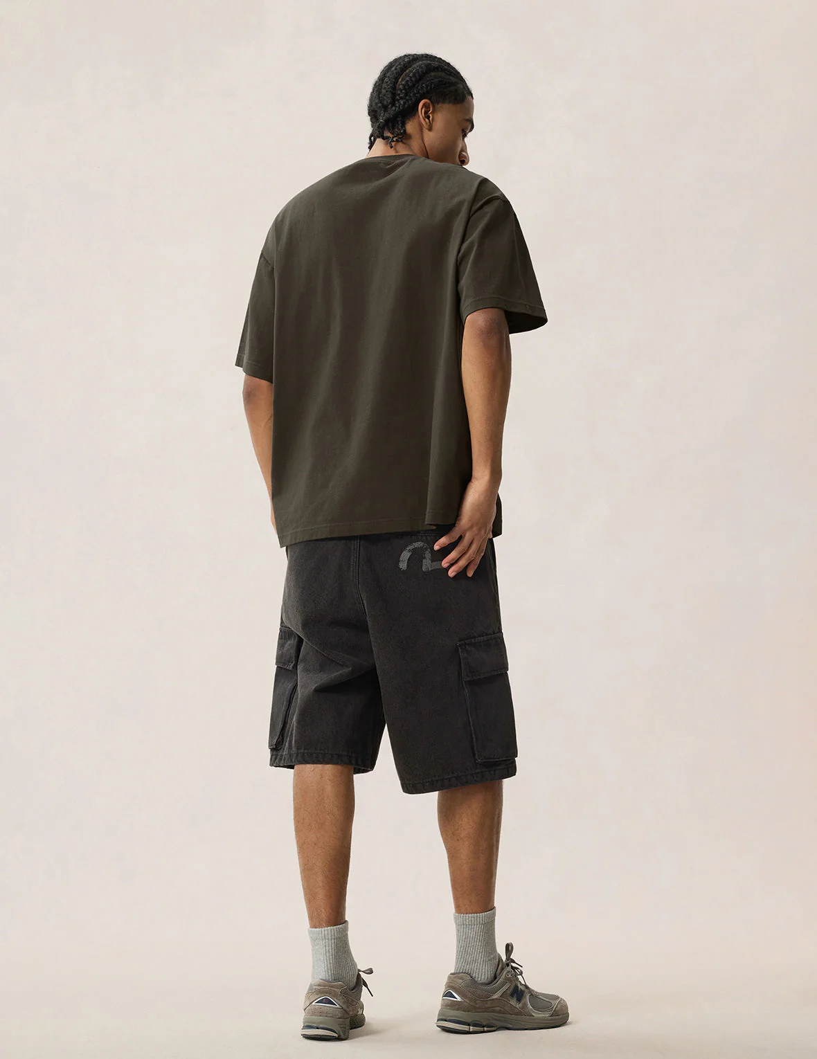 Alligator vs Seagull Outlined Embroidery T-shirt - Image 9