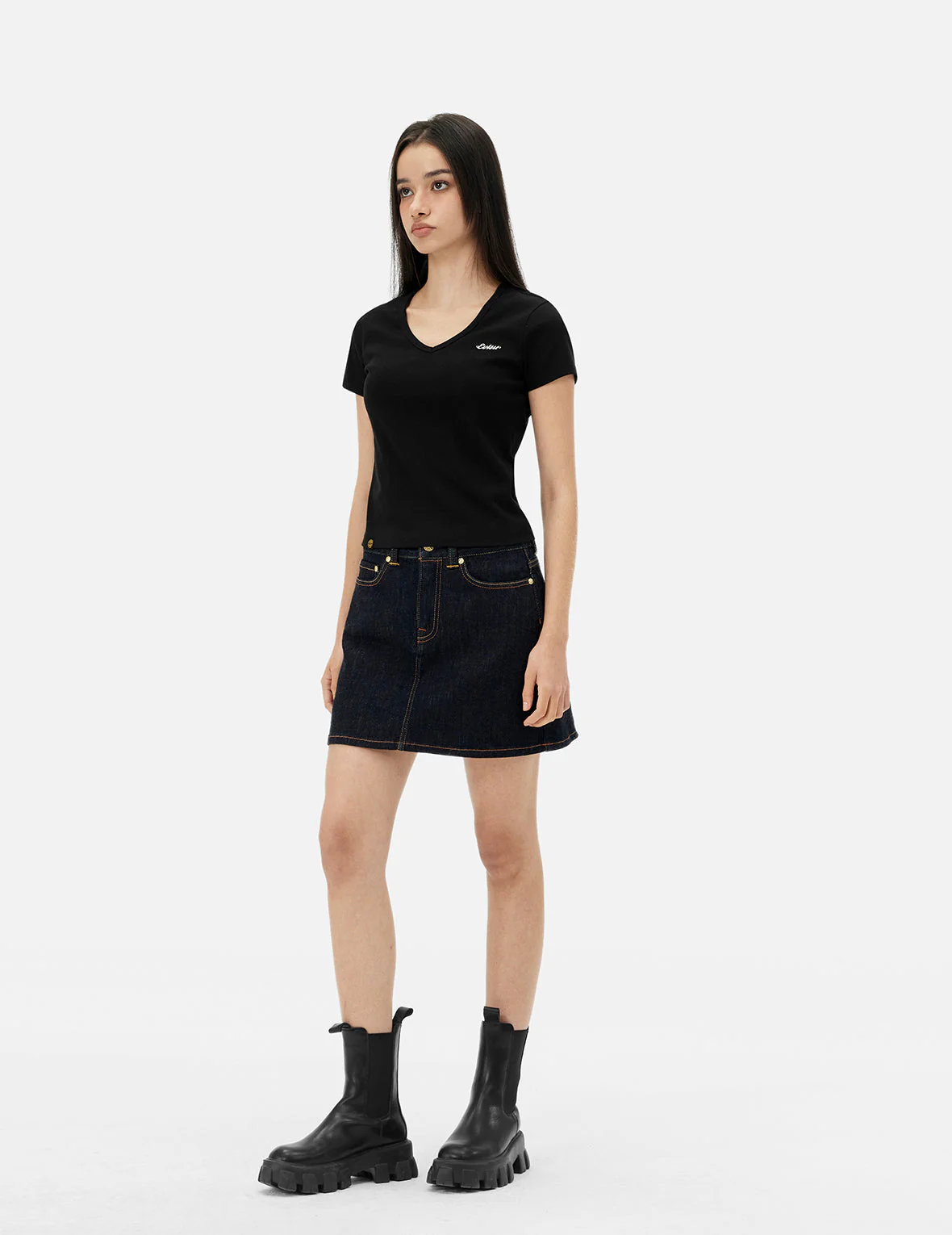 Evisu Metal Trim V-Neck Fashion Fit T-shirt - Image 3