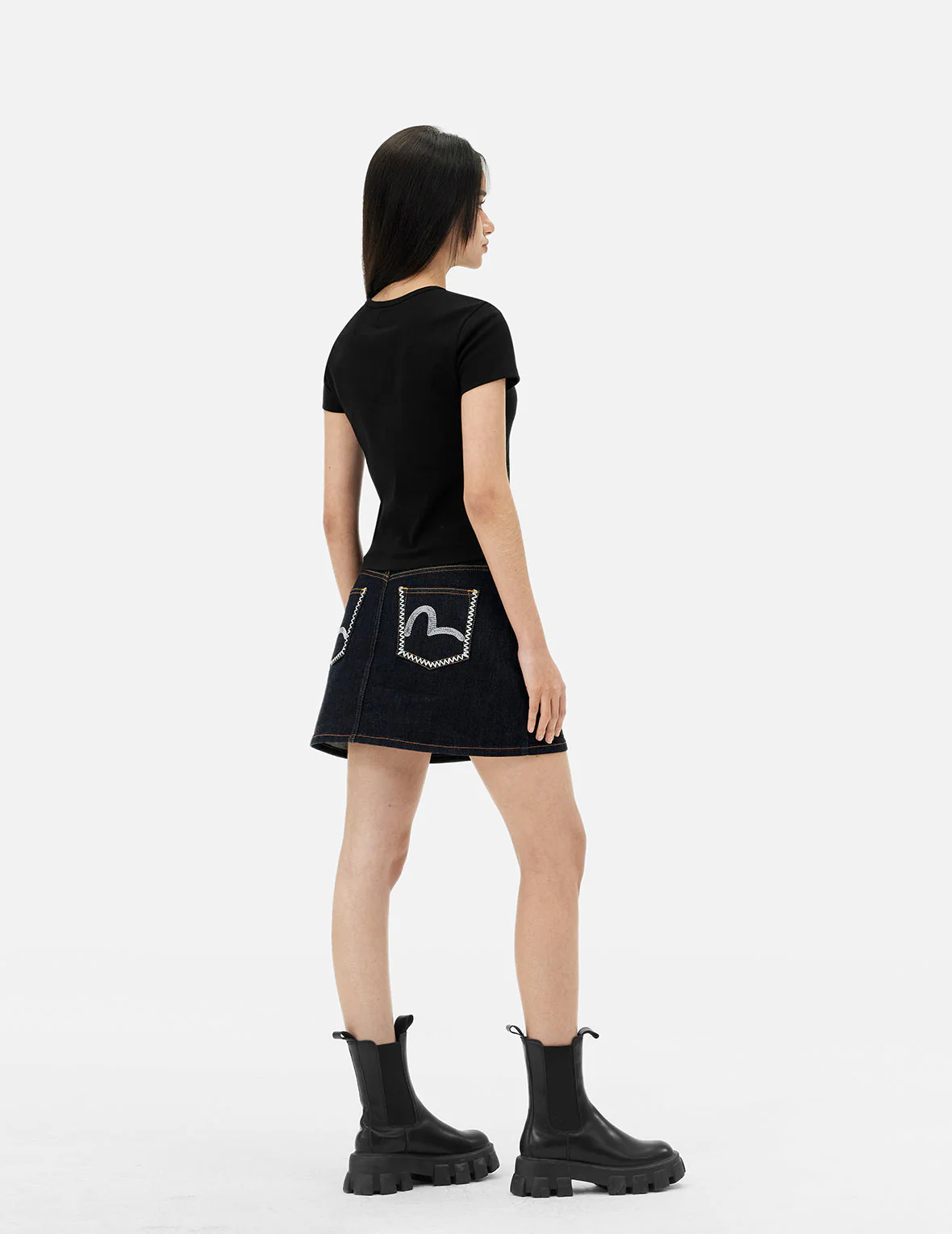 Evisu Metal Trim V-Neck Fashion Fit T-shirt - Image 4