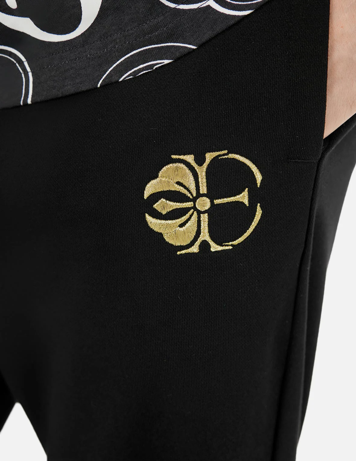 Kamon Embroidery and Logo Brocade Appliqué Regular Fit Sweatpants - Image 17