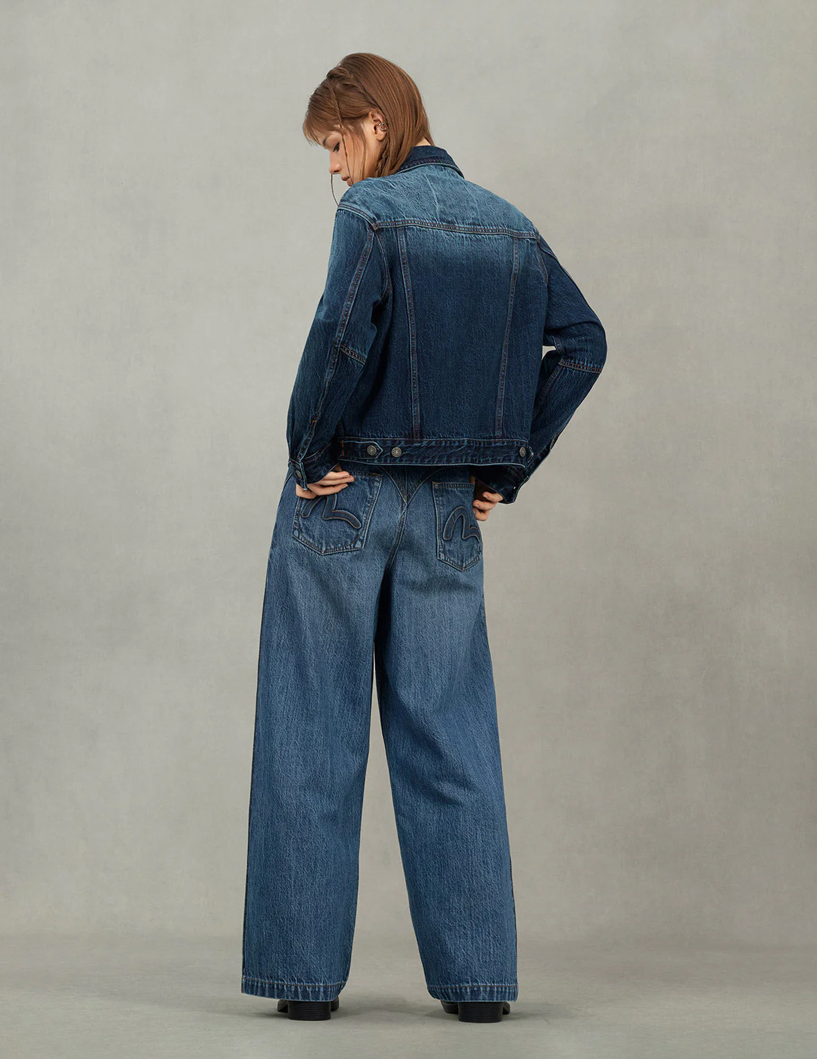 Seagull Embossed Fashion Fit Pleated Jeans - Image 6