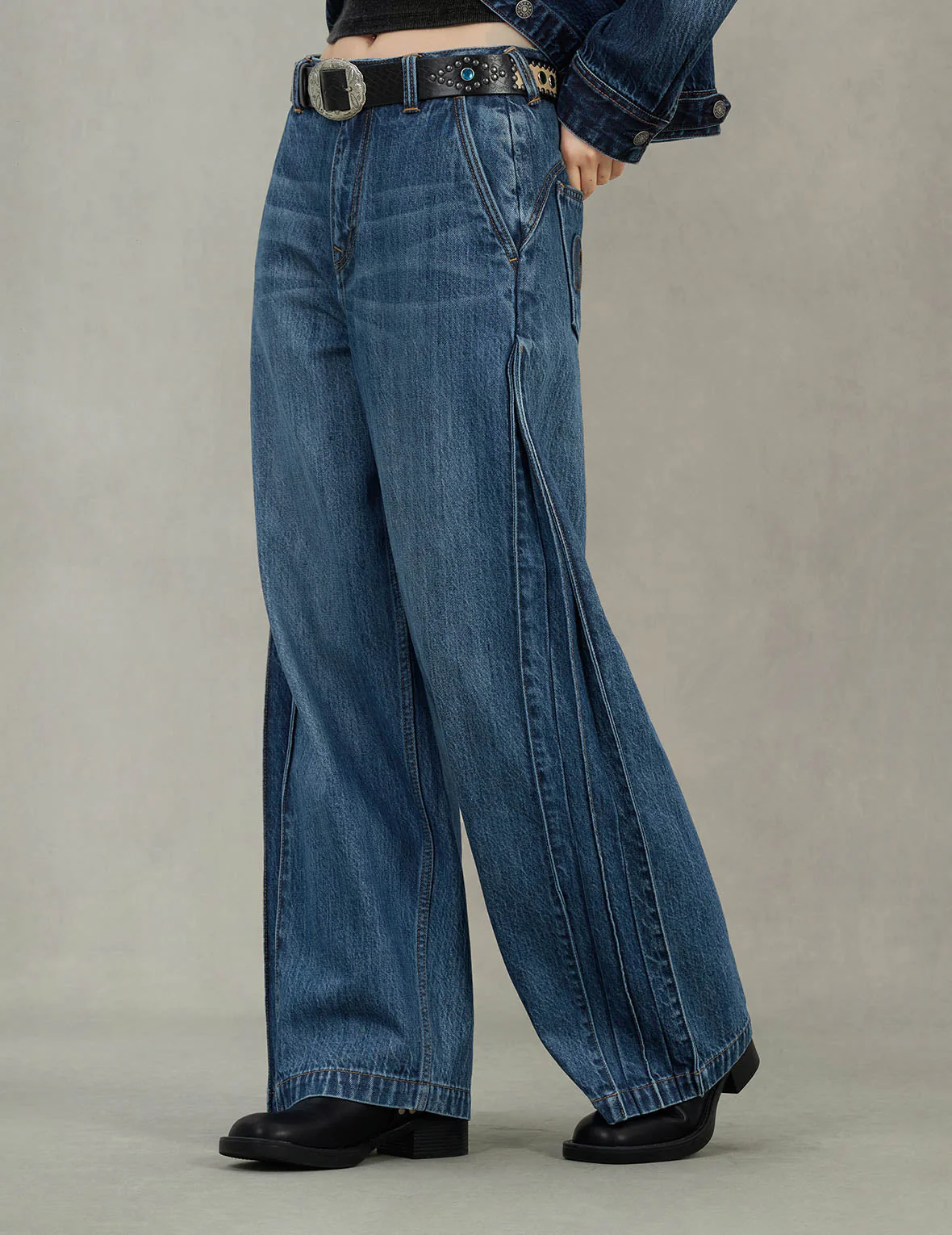 Seagull Embossed Fashion Fit Pleated Jeans - Image 7